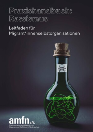 Im unteren Dreiviertel des Titelblattes ist ein Bild von einer grünen bauchigen Glasflasche mit einem Korken abgebildet. Darauf ist ein Totenkopf abgebildet. In der Flasche befindet sich eine Flüssigkeit und ein verschlängelter Faden. Der Hintergrund ist dunkel und schattig. Im oberen Viertel des Bildes befindet sich in weißer hohler Schirft der Haupttitel: "Praxishandbuch: Rassismus". Darunter befindet sich in kleinerer Schrift der Zusatztitel: "Leitfaden für migrant*innenselbstorganisationen". In der unteren linken Ecke des Bildes befindet sich in dicker weißer Schrift die Abkürzung der herausgebenden Organisation: "amfn e.V.". Darunter steht die lange Version in deutlich kleinerer Schrift: "Arbeitsgemeinschaft Migrantinnen, Migranten und Flüchtlinge in Niedersachsen".