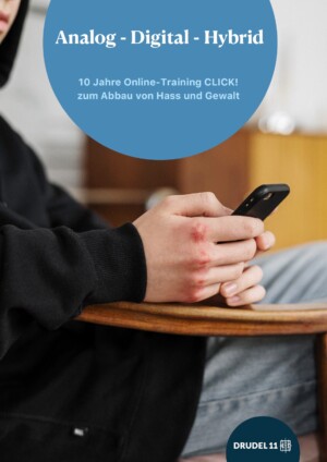 Auf dem Bild sieht man eine Person mit schwarzen Pullover und blauer Jeans, die mit Smartphone in der Hand auf einem Stuhl sitzt. Im Vordergrund sind die Hände mit dem Smartphone, vom Gesicht und von den Beinen sieht man nur einen kleinen Teil. In der Mitte des Bildes über den Händen ist ein blau ausgefüllter Halbkreis eingefügt, in dem mit weißer Farbe geschrieben steht: Analog-Digital-Hybrid. 10 Jahre Online-Training CLICK