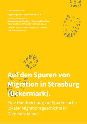 Auf beigen Hintergrund sind schwarze Schuhabdrücke zu erkennen und mit weißer Farbe geschrieben steht Auf den Spuren von Migration in Strasburg