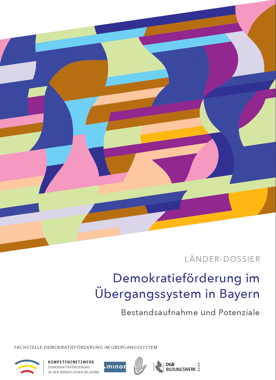 Das Cover zeigt in der oberen Bildhälfte hellblaue und dunkelblaue, rosa, grüne, braune und gelbe Formen. Im weißen Hintergrund darunter steht Demokratieförderung im Übergangssystem in Bayern