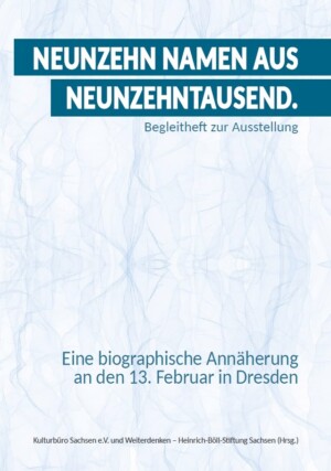 Der Hintergrund des Bildes erinnert an ein zerknülltes und dann wieder aufgefaltetes Blatt Papier. Darauf steht Neunzehn Namen aus Neunzehntausend. Begleitheft zur Ausstellung. Eine biographische Annäherung an den 13. Februar in Dresden