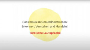 Auf weißen Grund ist in der Mitte des Bildes ein runder gelber Farbklecks zu sehen. Darauf steht Rassismus im Gesundheitswesen: Erkennen, verstehen und handeln! Türkische Lautsprache