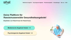 Das Bild ist die Startseite der Webseite sihat - Deine Plattform für Rassismussensible Gesundheitsangebote. Neben dem Namen der Webseite sind die Angebotskategorien zu sehen und ein Bild einer lächelnden Frau mit Kopftuch die Daten in ein Formular einträgt. Den Bildhintergrund bilden die Farben türkis, gelb und rosa die ineinander fließen.