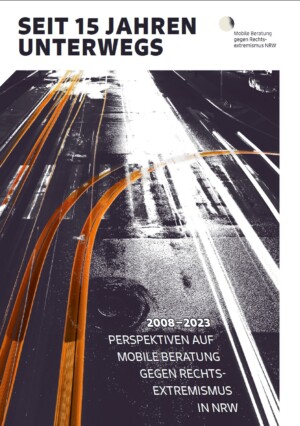 Oben auf dem Bild steht Seit 15 Jahren unterwegs. Darunter ist eine nasse Fahrbahn zu sehen, auf der rote Streifen montiert sind, die mutmaßlich die Richtung anzeigen sollen. Unten links auf der Straße steht 2008-2023 Perspektiven auf mobile Beratung gegen Rechtsextremismus in NRW