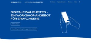 Der Hintergrund des Bildes ist in blauer Farbe gehalten und darauf sind zwei Hände abgebildet, die ein Smartphone halten. Daneben steht Digitale.Wahrheiten - Ein Workshop-Angebot für Erwachsene