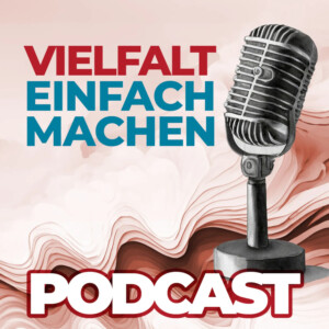 Neben einem Standmikrofon steht Vielfalt Einfach Machen. Unter der Schrift und dem Mikrofon steht Podcast