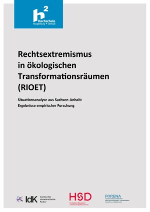 Auf einem grauen Hintergrund steht der Titel des Textes "Rechtsextremismus in ökologischen Transformationsräumen RIOET. Unten stehen die verschiedenen Träger und Herausgeber aufgelistet.