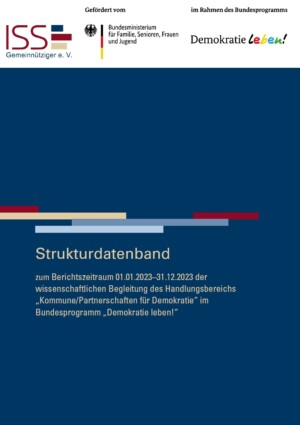 Im oberen Abschnitt sind das Logo vom ISS und vom Bundesprogramm Demokratie leben abgebildet. In der Mitte steht Strukturdatenband zum Berichtszeitraum 01.01.2023–31.12.2023 der wissenschaftlichen Begleitung des Handlungsbereichs „Kommune/Partnerschaften für Demokratie“ im Bundesprogramm „Demokratie leben!“