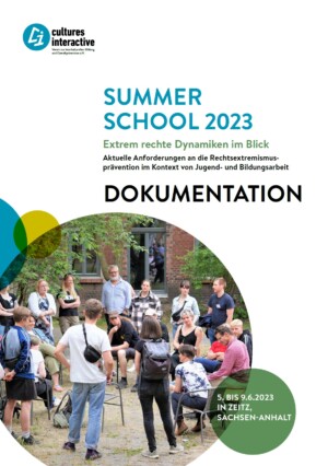 Auf dem Bild steht Summer School 2023. Extrem rechte Dynamiken im Blick. Dokumentation. Unter dem Titel ist ein Bild in einem runden Rahmen, dass eine Gruppe von Menschen zeigt, die im Kreis mutmaßlich in einem Hinterhof sitzen und stehen.