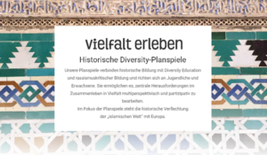 Das Bild ist die Startseite der Webseite Historische Diversity Planspiele. Auf dem Bild ist eine bunte Fliesenwand zu sehen. Darüber befindet sich ein Textfeld, in dem "Vielfalt erleben" steht. Darunter ist ein Text abgebildet, in dem die Planspiele erklärt werden.