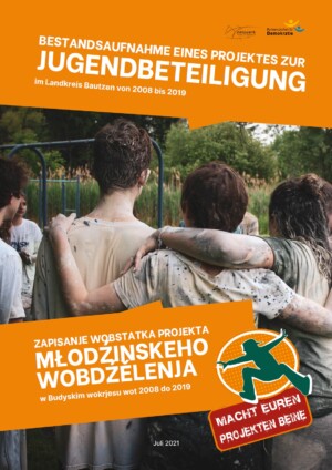 Im Bild sind mutmaßlich Jugendliche von hinten zu sehen, wie sie Arm in Arm vor einem See stehen. Ihre Kleidung ist schmutzig. Darüber steht Bestandsaufnahme eines Projektes zur Jugendbeteiligung im Landkreis Bautzen von 2008 bis 2019. Darunter steht das gleiche noch einmal auf Polnisch und daneben ist eine Comicfigur abgebildet, die ihre Beine ausbreitet und springt. Darunter steht Macht euren Projekten Beine.