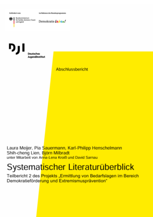 Das Titelbild ist weiß-gelb. Darauf steht der Titel des Teilbericht 2: "Systematischer Literaturüberblick" des Projekts „Ermittlung von Bedarfslagen im Bereich Demokratieförderung und Extremismusprävention“. Oberhalb des Titels stehen die Autor:innen. Zudem sind die Logos von Deutschen Jugendinstitut, Demokratie Leben und dem Bundesministerium für Familie, Senioren, Frauen und Jugend abgebildet.