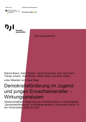 Das Bild ist schräg zweigeteilt. Auf der einen Seite ist der Hintergrund weiß, auf der anderen Seite dunkelrot. Demokratieförderung im Jugend- und jungen Erwachsenenalter steht überlappend auf dem Bild