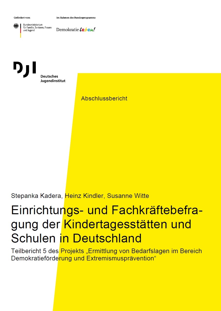 Das Bild ist in weißer und gelber Farbe unterteilt. Darauf steht mit schwarzer Schrift geschrieben Einrichtungs- und Fachkräftebefragung der Kindertagesstätten und Schulen in Deutschland. Teilbericht 5 des Projekts „Ermittlung von Bedarfslagen im Bereich Demokratieförderung und Extremismusprävention“