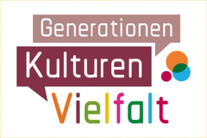 Auf dem Bild stehen drei Worte in unterschiedlicher Schriftgröße Generationen-Kulturen-Vielfalt. Die beiden Worte, Generationen und Kulturen sind weiß, auf einem jeweils unterschiedlich stark-ausgeprägten lilalen Hintergrund geschrieben, während die Buchstaben des Wortes Vielfalt verschiedene Farben aufweisen. Neben dem Wort Kulturen sind noch drei unterschiedlich große Kreise eingefügt, die mit jeweils einer anderen Farbe (Blau, Orange und Lila) ausgefüllt sind.