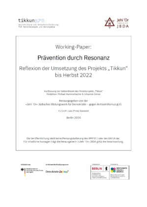 Auf dem Bild oben links ist das Projektlogo von Tikkun und oben rechts das Logo des Jüdischen Bildungswerks für Demokratie. In der Mitte eingeschlossen von einem Rahmen steht Working Paper: Prävention durch Resonanz. Reflexion der Umsetzung des Projekts "Tikkun" bis Herbst 2022. Unten sind noch die Logos der Förderprogramme Demokratie leben! und Demokratie. Vielfalt. Respekt