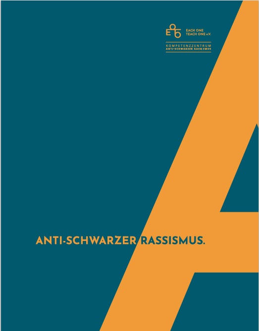 Das Bild ist petrol farbend. Darauf zu sehen sind zwei dicke Orangefarbende Balken. In der Mitte des Bildes steht Anti-Schwarzer Rassismus.