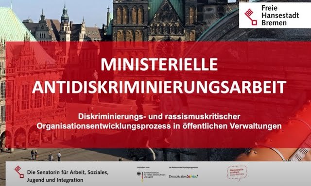 Den Hintergrund des Bildes bildet der Vorplatz zum Bremer Senat. Im Vordergrund ist ein roter Infokasten eingefügt auf dem steht Ministerielle Antidiskriminierungarbeit. Unter dem Infokasten sind die Logos des Bremer Senats, von Demokratie leben! und vom Demokratiezentrum Bremen abgebildet