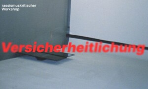 Vor grauem Hintergrund steht, mit roter Farbe geschrieben, im Vordergrund Versicherheitlichung. Oben links steht mit weißer Farbe geschrieben rassismuskritischer Workshop