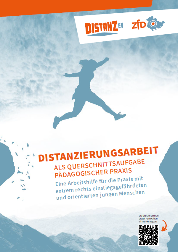 Man erkennt einen Umriss von einem Menschen, der einen Sprung von einem Berg zu einem anderen macht. Im unteren Bereich sind Berge und Hügel zu sehen. In der Mitte steht der Titel Distanzierungsarbeit als Querschnittsaufgabe pädagogischer Praxis. Eine Arbeitshilfe für die Praxis mit extrem rechts einstiegsgefährdeten und orientierten jungen Menschen.