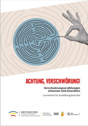 Auf dem Bild ist ein blauer Kreis zu sehen, in dem ein Faden ein Labyrinth bildet. Von rechts kommt eine Hand ins Bild, die an den Faden zieht. Unterhalb des Bildes steht der Titel der Lerneinheit: Achtung, Verschwörung! Verschwörungserzählungen erkennen und einordnen Lerneinheit für Ausbildungsbetriebe.