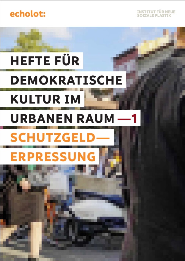 Auf dem Bild sieht man verpixelt eine Straße. Zu erkennen sind Hausfassaden und Passant:innen. Zentral im Bild steht der Titel: Hefte für demokratische Kultur im urbanen Raum- 1 Schutzgelderpressung.