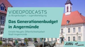 Den Hintergrund des Bildes bildet der Vorplatz zum Rathaus von Angermünde. Im Vordergrund ist ein türkiser Infokasten eingefügt auf dem steht Videopodcasts zu Bürgerbudgets + Jugendbeteiligung, Das Generationenbudget in Angermünde. Unter dem Infokasten ist das Logo JUBU mitmachen e. V. abgebildet