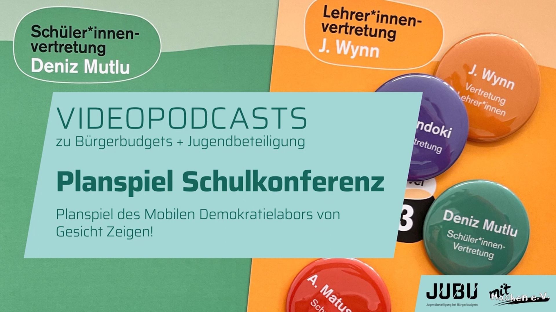 Im Hintergrund des Bildes sind verschiedene Anhänger zu erkennen, auf denen Namen stehen und ihre Funktion in einer Schulkonferenz. Im Vordergrund ist ein türkiser Infokasten eingefügt auf dem steht Videopodcasts zu Bürgerbudgets + Jugendbeteiligung, Planspiel Schulkonferenz. Unter dem Infokasten ist das Logo JUBU mitmachen e. V. abgebildet