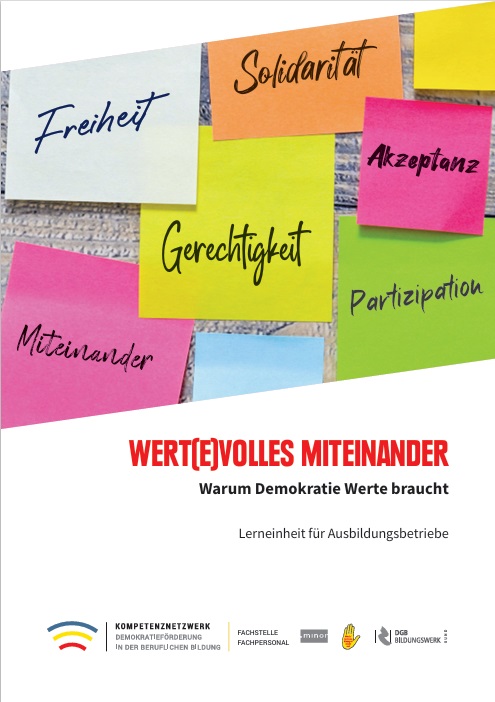 Auf dem Bild sind verschiedene bunte Klebezettel zu sehen. Auf den Zetteln stehen die Worte "Freiheit", "Gerechtigkeit", Solidarität", "Miteinander" und Partizipation. Zudem ist der Titel der Publikation Wert(e)volles Miteinander zu sehen.