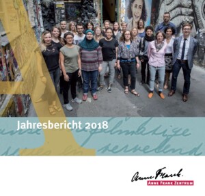 Auf dem Bild sieht man Menschen, die für ein Gruppenfoto, stehend, posieren. Sie stehen mutmaßlich in einem Hinterhof. Darunter steht Jahresbericht 2018 des Anne Frank Zentrums.