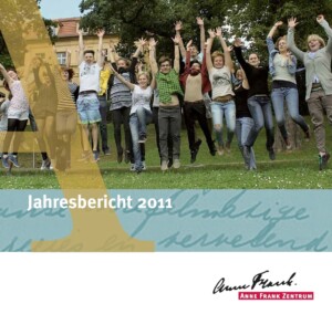 Auf dem Bild springt eine Gruppe von Menschen gleichzeitig hoch. Sie sind dabei draußen vor einem Haus. Unter dem Bild steht Jahresbericht 2011.