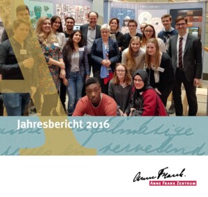 Auf dem Bild sieht man Menschen die für ein Gruppenfoto, stehend und sitzend, posieren. Sie stehen vor unterschiedlichen Leinwänden. Darunter steht Jahresbericht 2016 des Anne Frank Zentrums.