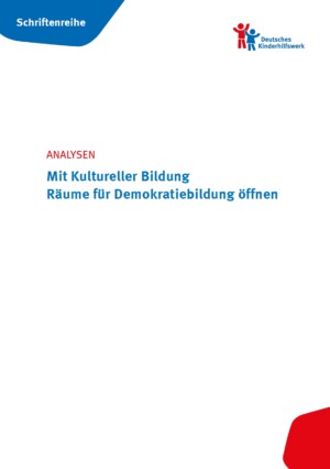 Oben links auf dem Bild ist eine blaue Umrandung zu sehen. Oben rechts auf dem Bild ist das Logo des Deutschen Kinderhilfswerks abgebildet. In der Mitte des Bildes steht Analysen (rot geschrieben), darunter in blau Mit Kultureller Bildung Räume für Demokratiebildung öffnen