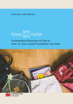 Ein kleiner Teil des Hintergrundes, oben und unten, auf dem Bild ist gräulich. Die obere erste Hälfte des Hintergrundes ist wiederum hellblau. Dort stehen die Herausgeber und der Titel Schule lehrt/lernt Vielfalt. Praxisorientiertes Basiswissen und Tipps für Homo-, Bi-, Trans- und Inter*freundlichkeit in der Schule. Auf der zweiten Hälfte des Bildes befindet sich ein Auszug von einem Foto auf dem, unterschiedliche Schultaschen aufgereiht sind. Aus einer der Schultaschen ragen Blöcke und Stifte heraus.