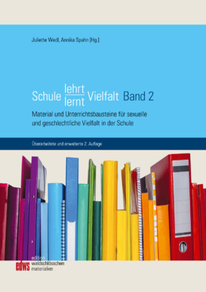 Ein kleiner Teil des Hintergrundes, oben und unten, auf dem Bild ist gräulich. Die obere erste Hälfte des Hintergrundes ist wiederum hellblau. Auf diesem stehen die Herausgeber und der Titel Schule lehrt/lernt Vielfalt. Praxisorientiertes Basiswissen und Tipps für Homo-, Bi-, Trans- und Inter*freundlichkeit in der Schule. Auf der zweiten Hälfte des Bildes befindet sich ein Auszug von einem Foto, auf dem unterschiedliche Ordner und Mappen aufgereiht sind.