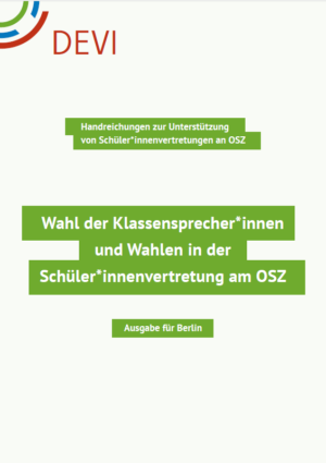 Oben links des Covers steht DEVI sowie das Logo von DEVI. Es besteht aus einem grünen, zwei blauen und einem Roten Strich. In der Mitte steht auf einem grünen Hintergrund der Titel Handreichungen zur Unterstützung von Schüler*innenvertretungen an OSZ Wahl der Klassensprecher*innen und Wahlen in der Schüler*innenvertretung am OSZ Ausgabe für Brandenburg