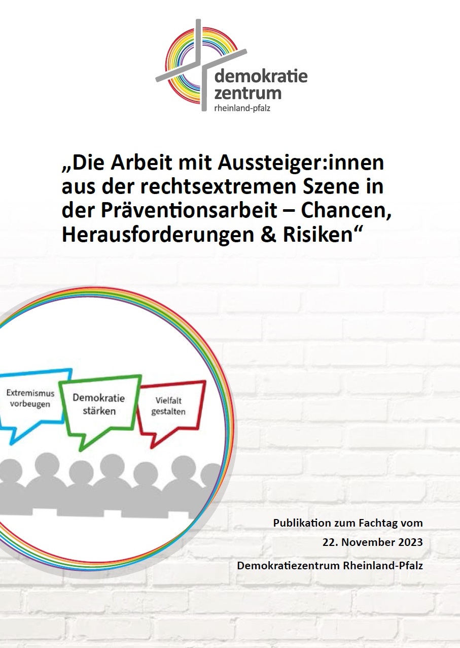 Oben auf dem Bild ist das Logo des Demokratiezentrums Rheinland-Pfalz platziert. Darunter steht, Die Arbeit mit Aussteiger:innen aus der rechtsextremen Szene in der Präventionsarbeit - Chancen, Herausforderungen & Risiken. Links darunter ist ein Kreis, dessen Umrandungen die Regenbogenfarben markieren. In dem Kreis sind die Oberkörper von animierten Männchen und über ihnen drei Sprechblasen abgebildet, in denen steht, Extremismus vorbeugen, Demokratie stärken und Vielfalt gestalten. Den Hintergrund bildet eine grau-animierte Ziegelwand, die weiter, höher sie führt, in der Farbe Weiß verschwindet.