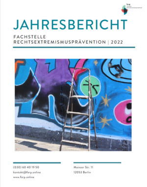 Das Cover zeigt eine mit Graffiti besprühte Wand, vor der eine Leiter steht. Im oberen Bereich steht der Titel Jahresbericht Fachstelle Rechtsextremismusprävention 2022.