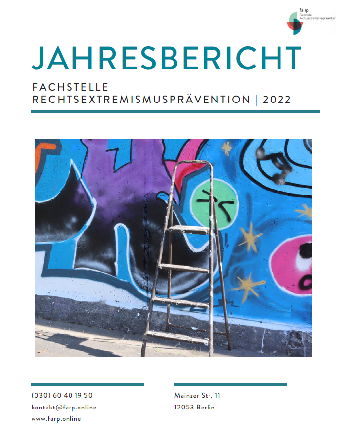 Das Cover zeigt eine mit Graffiti besprühte Wand, vor der eine Leiter steht. Im oberen Bereich steht der Titel Jahresbericht Fachstelle Rechtsextremismusprävention 2022.