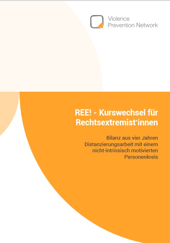 Auf dem Beitragsbild ist ein orangefarbenes Viertel eines Kreises abgebildet. Darin steht der Titel der Publikation:REE! - Kurswechsel für Rechtsextremist:innen. Bilanz aus vier Jahren Distanzierungsarbeit mit einem nicht-intrinsisch motivierten Personenkreis.