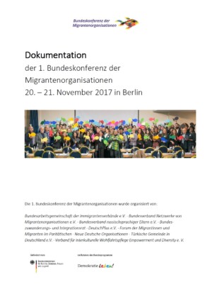 Oben auf dem Bild steht Bundeskonferenz der Migrantenorganisationen und ein bunt animierter Fisch. Darunter steht Dokumentation der 1. Bundeskonferenz der Migrantenorganisationen 20. - 21. November 2017 in Berlin. Darunter vermutlich ein Gruppenbild der Teilnehmer:innen und darunter werden die Teilnehmerorganisationen genannt.