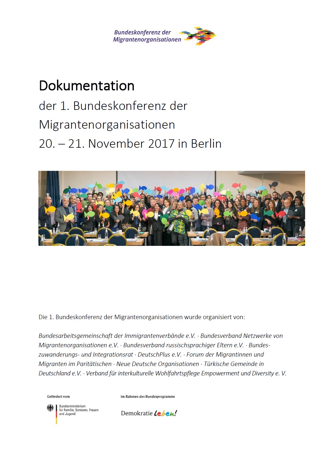 Oben auf dem Bild steht Bundeskonferenz der Migrantenorganisationen und ein bunt animierter Fisch. Darunter steht Dokumentation der 1. Bundeskonferenz der Migrantenorganisationen 20. - 21. November 2017 in Berlin. Darunter vermutlich ein Gruppenbild der Teilnehmer:innen und darunter werden die Teilnehmerorganisationen genannt.