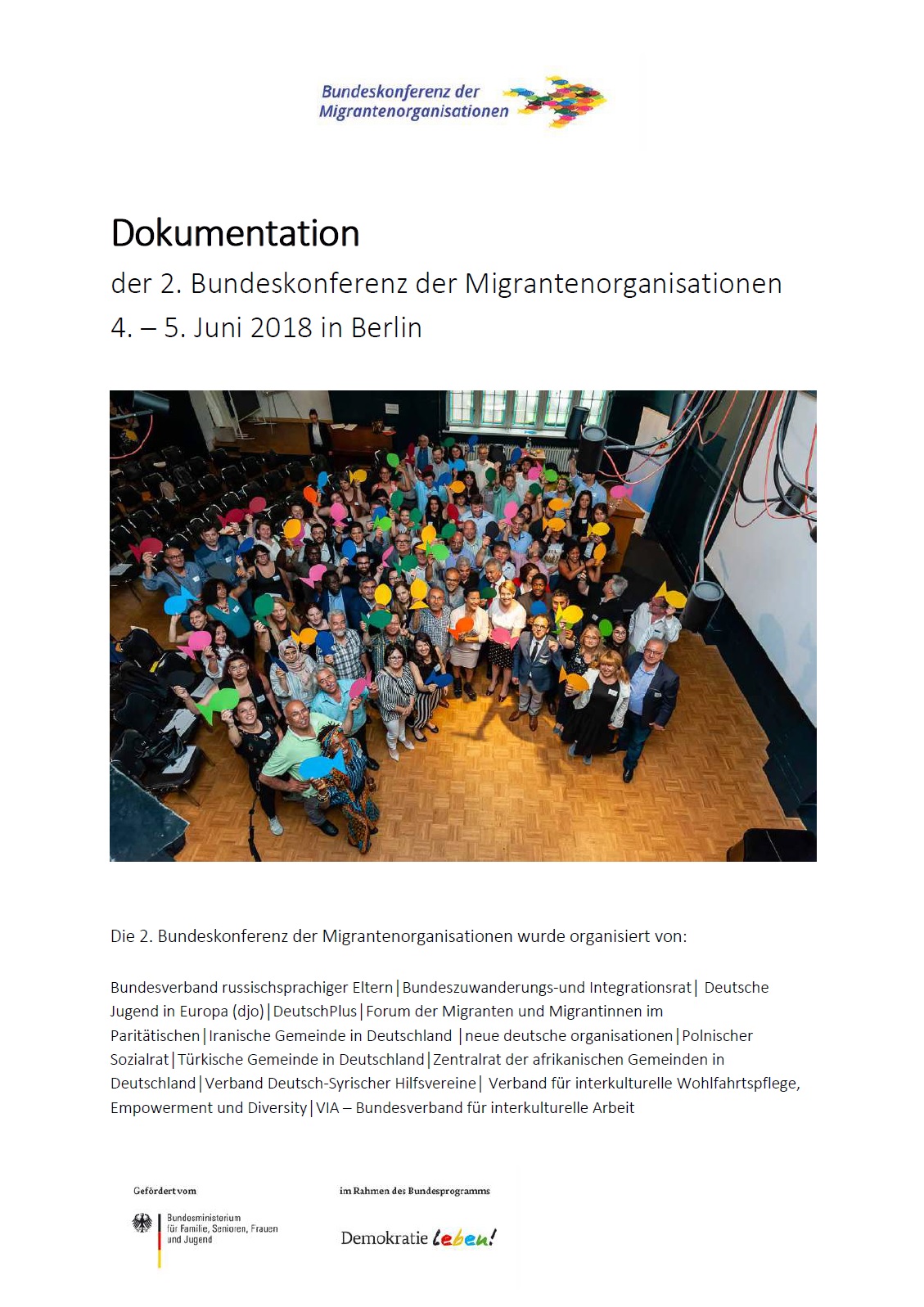 Oben auf dem Bild steht Bundeskonferenz der Migrantenorganisationen und ein bunt animierter Fisch. Darunter steht Dokumentation der 2. Bundeskonferenz der Migrantenorganisationen 04 - 05. Juni 2018 in Berlin. Darunter vermutlich ein Gruppenbild der Teilnehmer:innen und darunter werden die Teilnehmerorganisationen genannt.