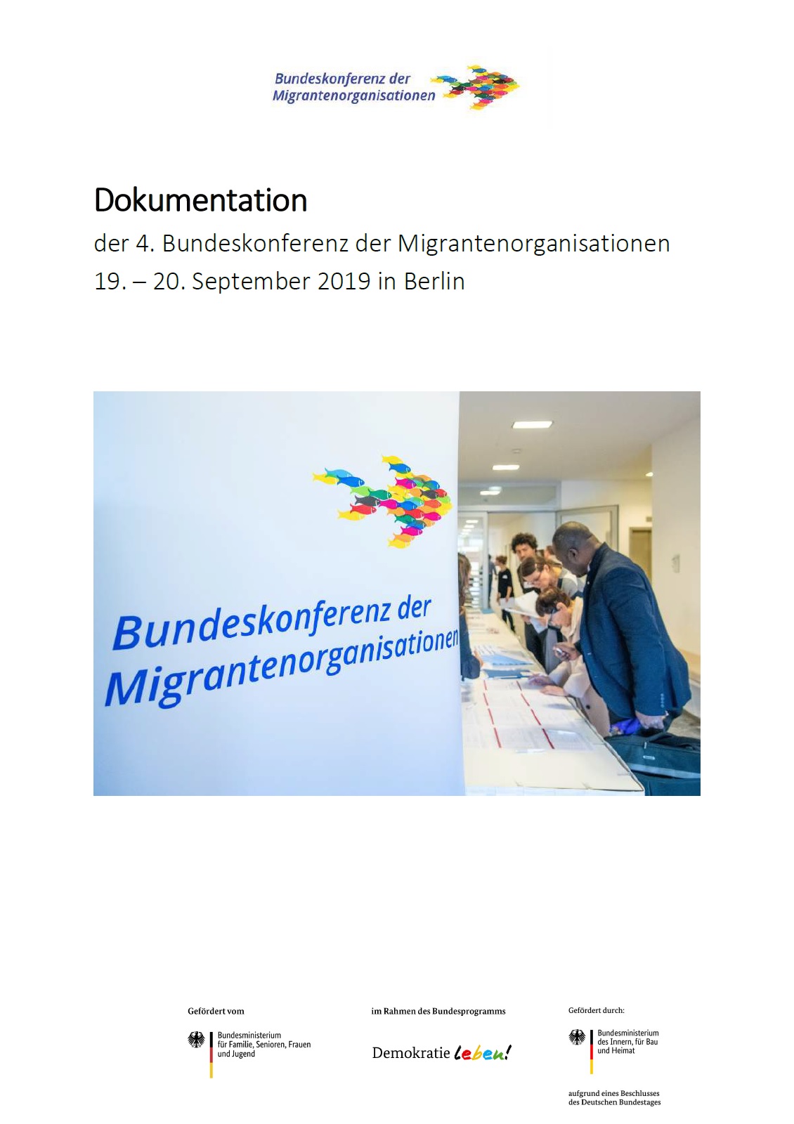 Oben auf dem Bild steht Bundeskonferenz der Migrantenorganisationen und ein bunt animierter Fisch. Darunter steht Dokumentation der 4. Bundeskonferenz der Migrantenorganisationen 19. - 20. September in Berlin. Darunter Bild von Menschen, die an einem Tisch stehen und sich Publikationen ansehen. Darunter sind Logos von Ministerien.