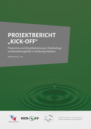 Der Hintergrund des Bildes ist grün und zeigt einen Tropfen, der ins Wasser fällt. Ein grauer Kasten ist in das Bild eingeschoben und in dem steht Projektbericht "Kick-Off". Prävention und Deradikalisierung in Strafvollzug und Bewährungshilfe in Schleswig-Holstein. Förderphase 2017 – 2019.