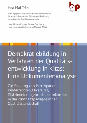 Das Cover zeigt im oberen Bereich in weißer Schrift auf einem blauen Hintergrund den Titel der Fachinformation ‚Demokratiebildung in Verfahren der Qualitätsentwicklung in Kitas‘ sowie den Namen der Autorin Hoa Mai Trân. Der untere Teil des Covers zeigt ein modernes Streifenmuster in verschiedenen Farben wie Gelb, Orange, Blau und Violett. Rechts oben ist das Logo des Verlags ‚budrich academic press‘ zu sehen.