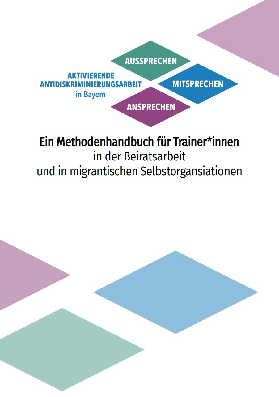 Auf weißen Hintergrund sind mehrere, in unterschiedlichen Farben gehaltene, rautenförmige, verteilt auf dem ganzen Hintergrund, Kästen abgebildet. In einem davon steht Aussprechen, in einem anderen Mitsprechen und in einem dritten steht Ansprechen. Neben den dreien steht frei Aktivierende Antidiskriminierungsarbeit in Bayern. In der Mitte des Bildes steht Ein Methodenhandbuch für Trainer*innen in der Beiratsarbeit und in migrantischen Selbstorganisationen