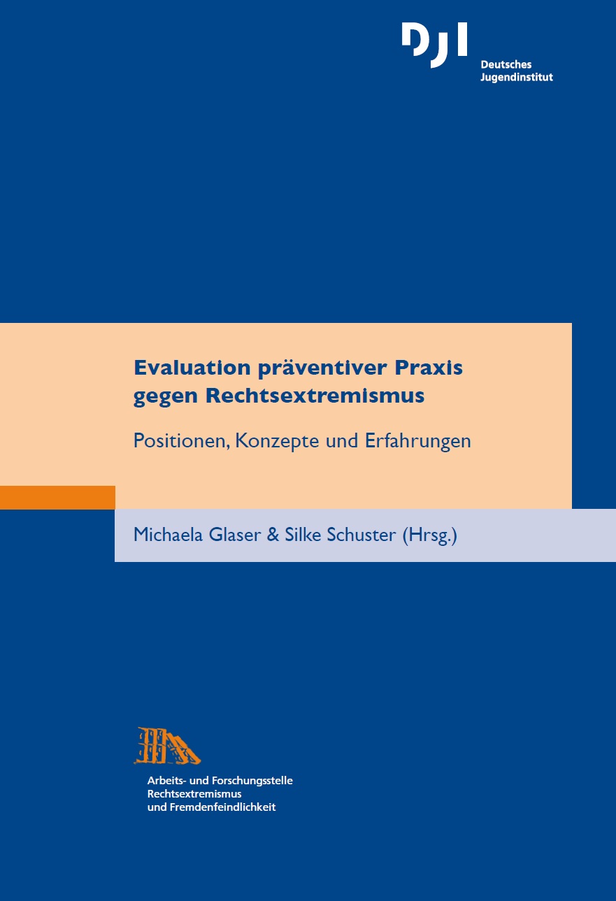 Das Bild hat einen dunkle-blauen Hintergrund. In der Mitte sind zwei unterschiedlich große und farbige rechteckige Kästen eingefügt. Im ersten größeren und beige-gefärbten steht Evaluation präventiver Praxis gegen Rechtsextremismus. Positionen, Konzepte und Erfahrungen. Im kleineren und hellblauen Kasten steht Michaela Glaser & Silke Schuster (Hrsg.). Am unteren Ende des Bildes ist das Logo der Arbeits- und Forschungsstelle Rechtsextremismus und Fremdenfeindlichkeit und oben im Bild ist das Logo des deutschen Jugendinstituts eingefügt.