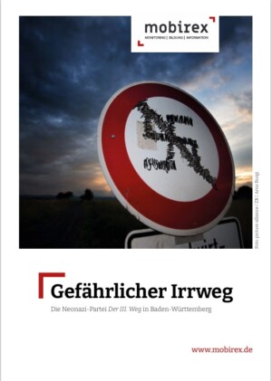 Auf dem Bild ist ein Foto von einem Sonnenuntergang zu sehen. Im Vordergrund des Fotos ist ein Durchfahrt-verboten-Schild zu sehen, auf welchem ein durchgestrichenes Hakenkreuz gesprüht wurde. Unter dem Foto steht der Titel: Gefährlicher Irrweg.