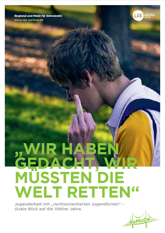 Man erkennt eine jugendliche Person von der Seite, die den Mittelfinger zeigt. Die Person befindet sich draußen und trägt einen Rucksack. Im unteren Bildbereich steht der Titel: Wir haben gedacht, wir müssten die Welt retten. Jugendarbeit mit rechtsorientierten Jugendlichen.